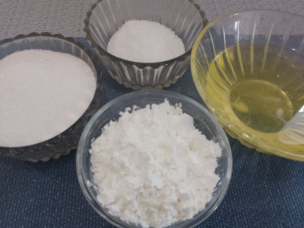 Песочное печенье с белковой начинкой, дополненной крахмалом и кокосовой стружкой: Приготовим начинку.