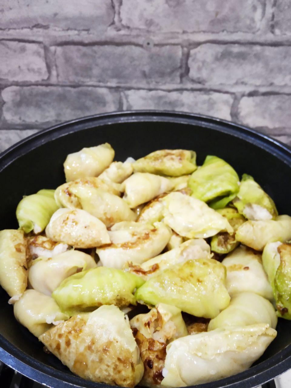 Голубцы поджаренные, вкусные и аппетитные: Кладем голубцы на горячую сковороду и обжариваем с обеих сторон. Обжаренные голубцы складываем в кастрюлю или