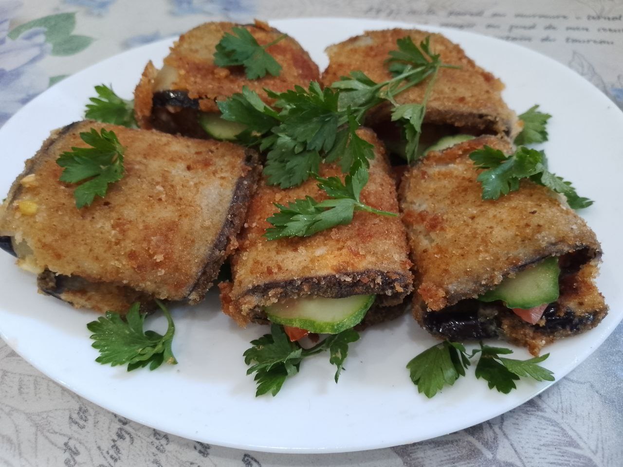 Баклажаны в яичном кляре и панировочных сухарях, с овощами