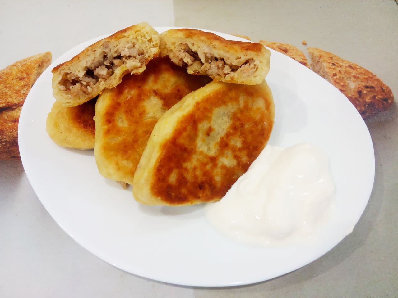 Пирожки с мясной начинкой из картофельного дрожжевого теста, жареные на сковороде