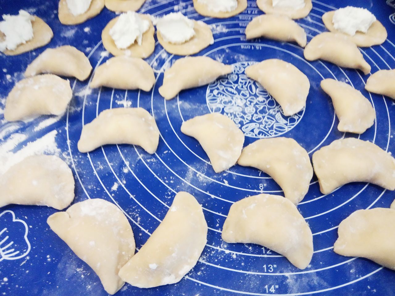 Простой рецепт вареников с творогом, вкусные и аппетитные: На каждую лепешку кладем творожную начинку и защипываем края лепешки. Нежелательно класть много начинки —