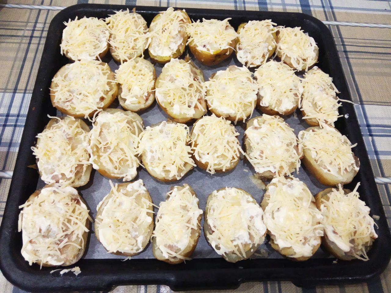 Картофель фаршированный начинкой и запеченный в духовке: Сверху половинки смазываем майонезом и посыпаем тертым сыром.
