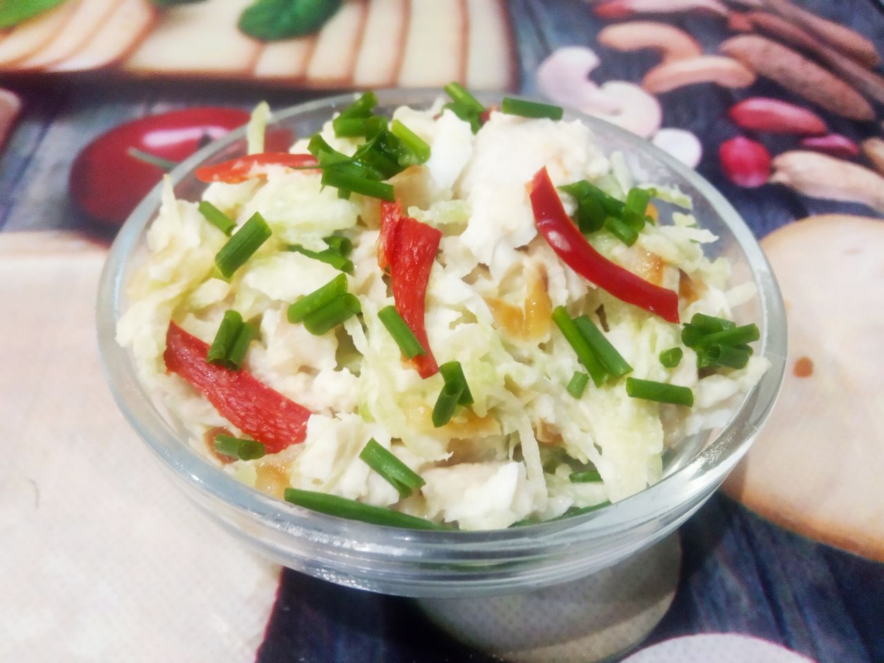 Салат из редьки, куриного филе и яиц, вкусный и сытный