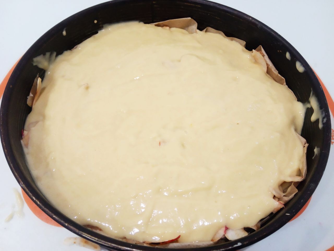 Пирог с яблоками на кефире и растительном масле, просто и вкусно: Поверх теста выкладываем оставшееся тесто.