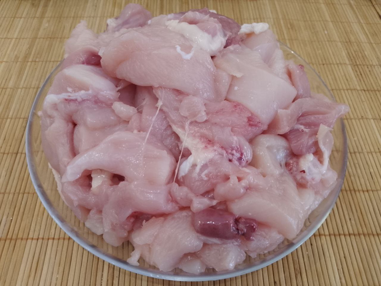 Котлеты из куриного мяса, сочные и аппетитные: Котлеты я приготовила из куриного мяса. Из курицы снимаем кожу, хорошо промываем водой и просушиваем Затем