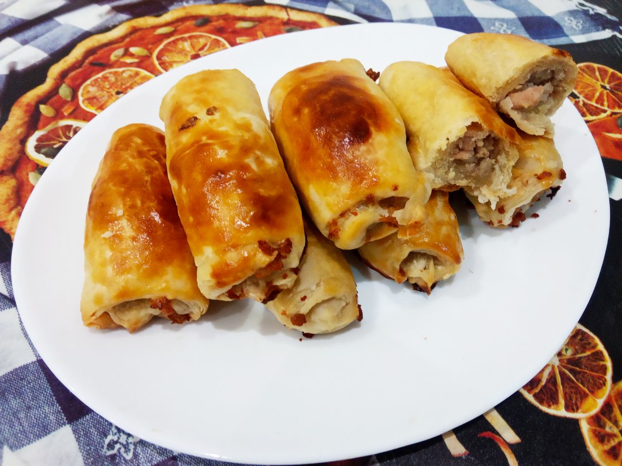 Пирожки из слоёного теста с мясной начинкой