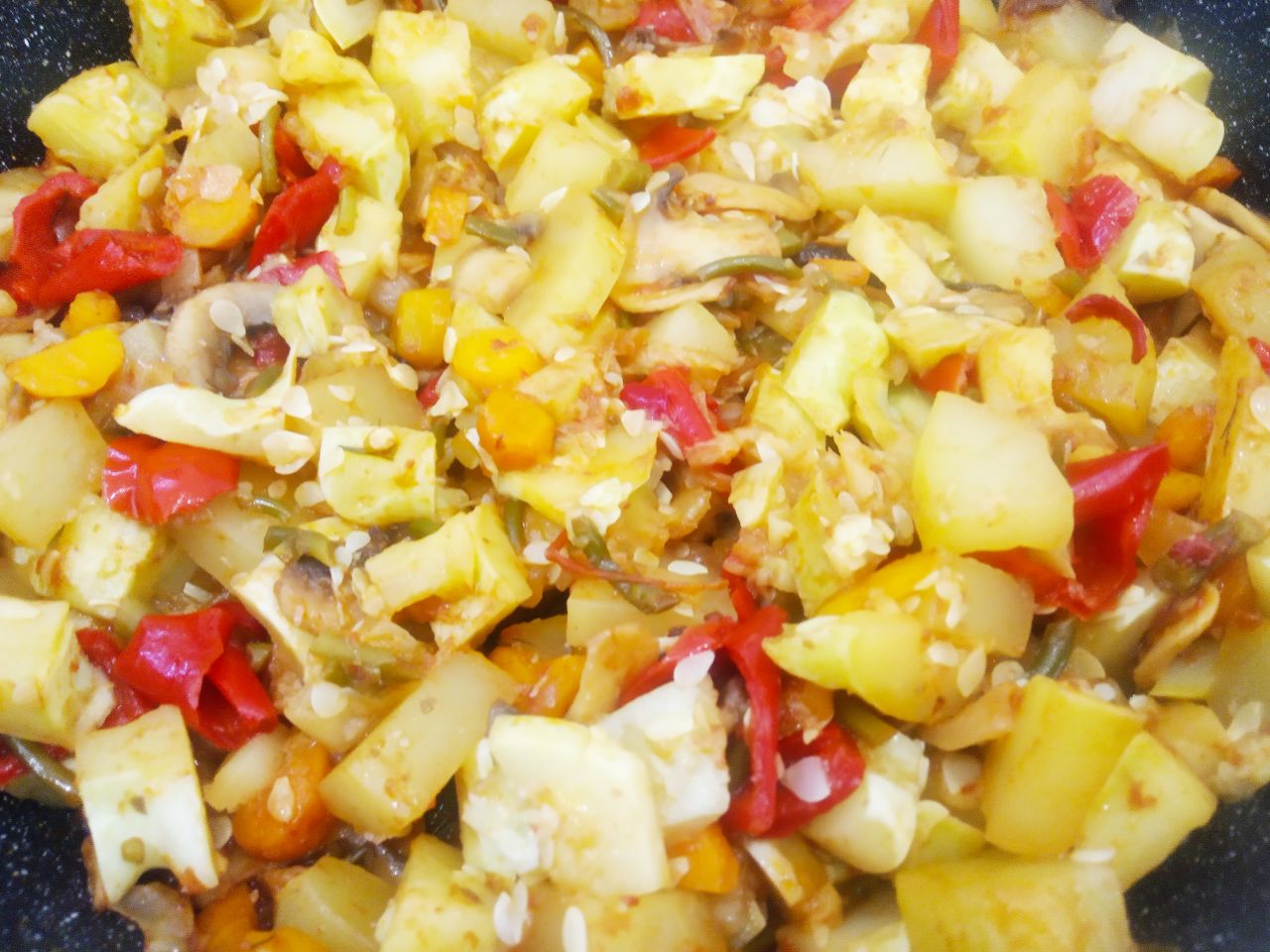 Тушеные патиссоны с овощами и грибами: Выкладываем патиссоны, размешиваем, солим по вкусу, кладем лавровый лист. Накрываем крышкой и на медленном