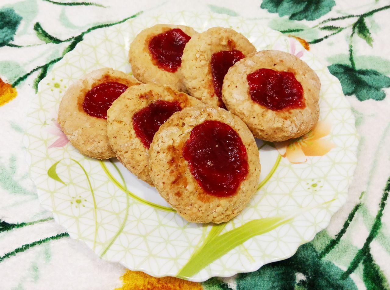 Рассыпчатое песочное печенье с джемом