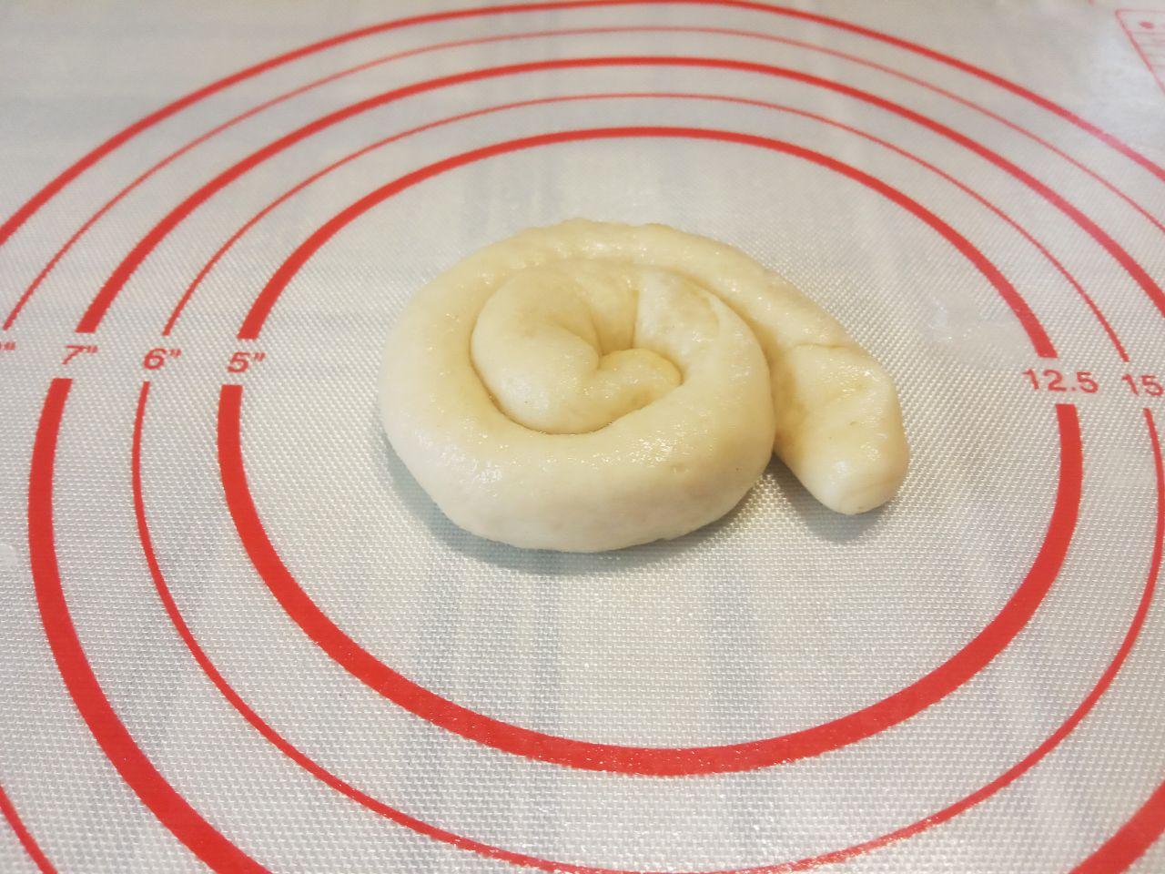Булочки с сахарной начинкой, просто и вкусно: Сворачиваем рулетом и скручиваем булочку формой улитки.