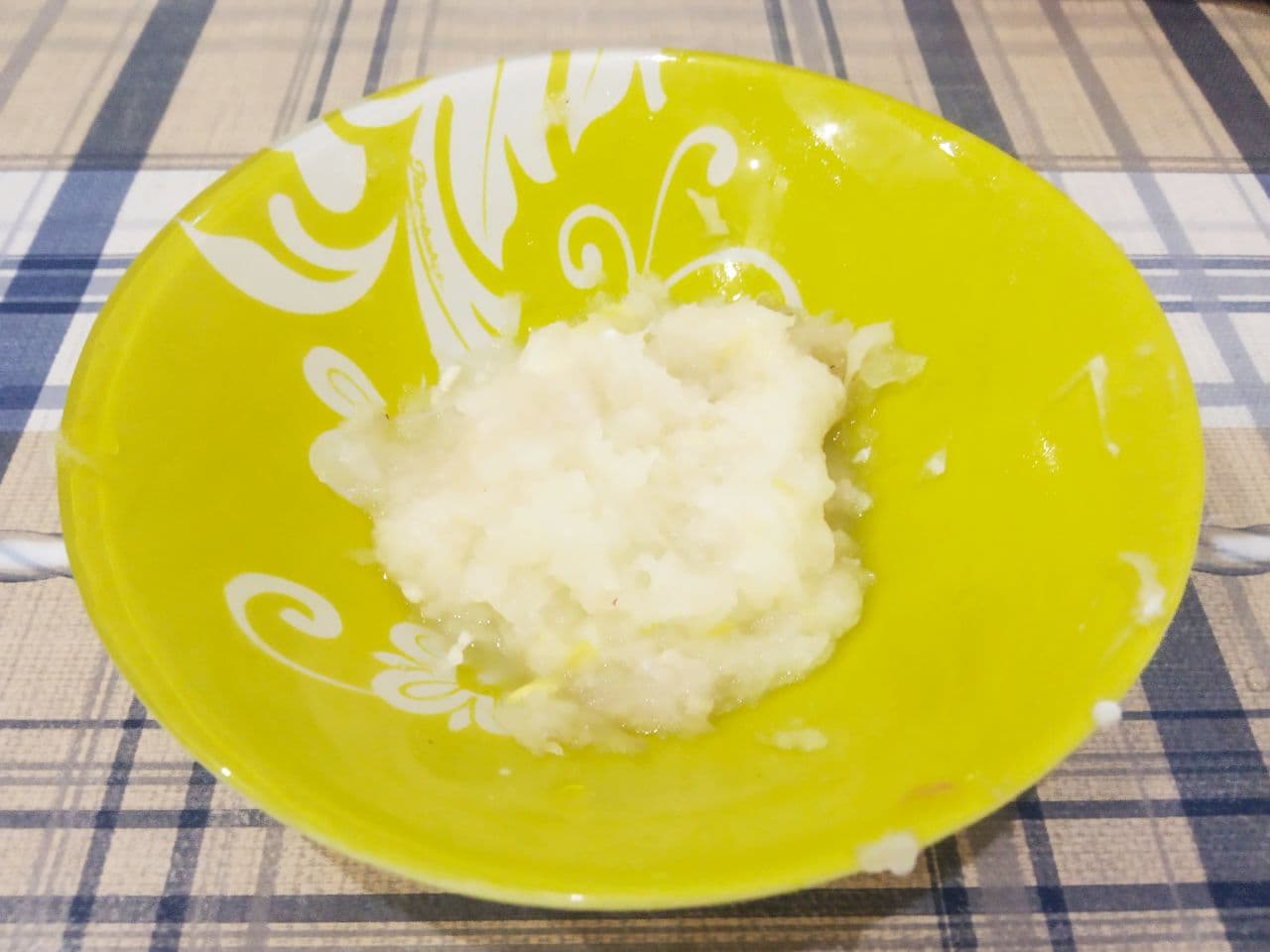 Котлеты из мелко рубленного мяса, сочные и нежные: Лук очищаем от шелухи, промываем и натираем на мелкой терке.