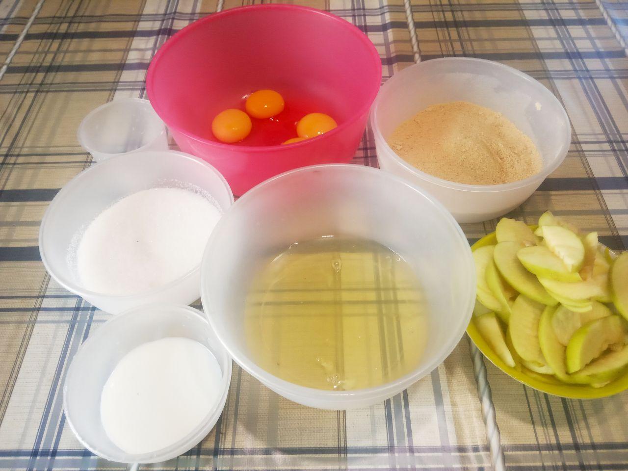 Пирог из сухарей и яблок