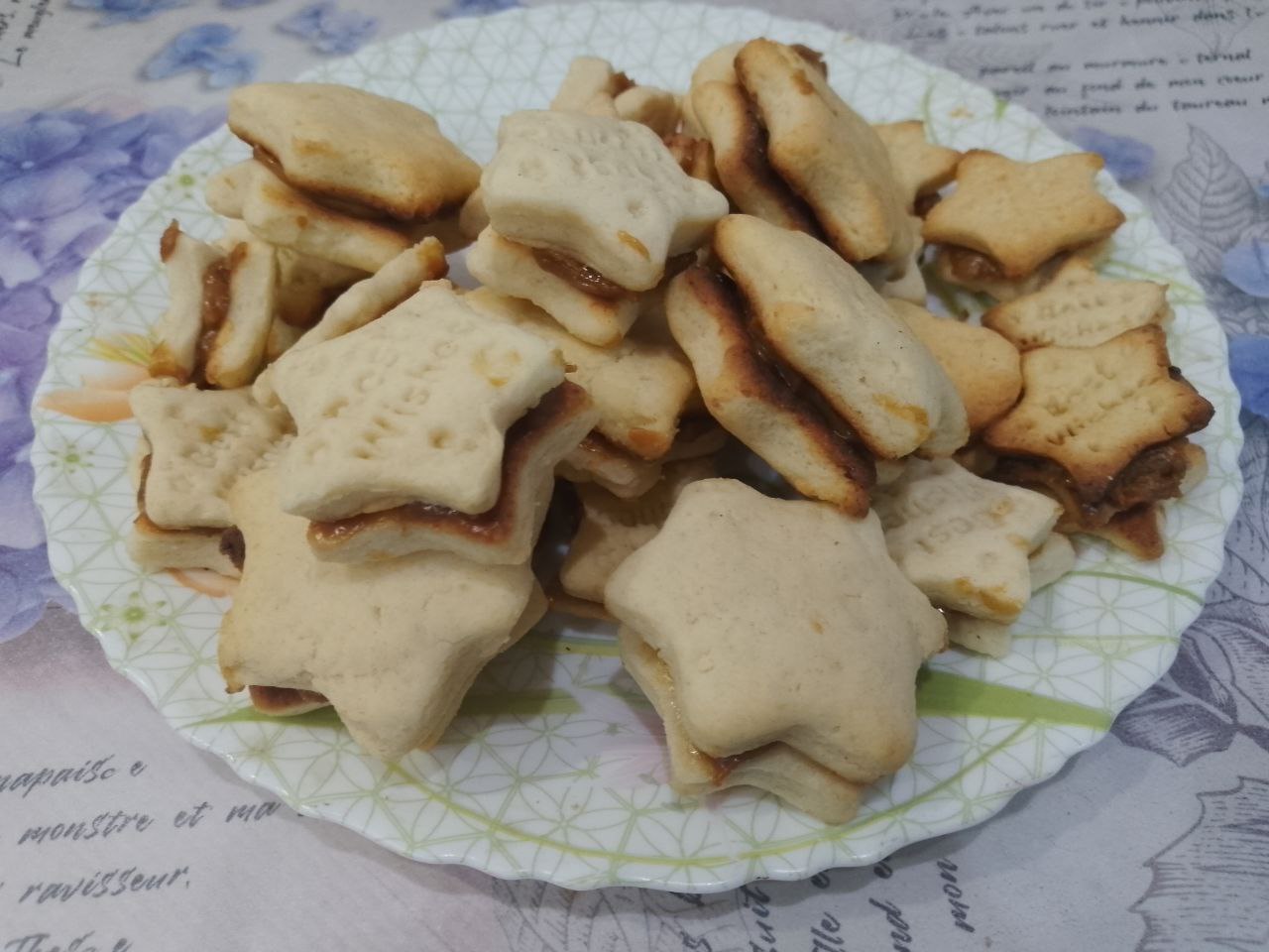 Домашнее печенье из творога и рисовой муки, с начинкой из вареного сгущенного молока