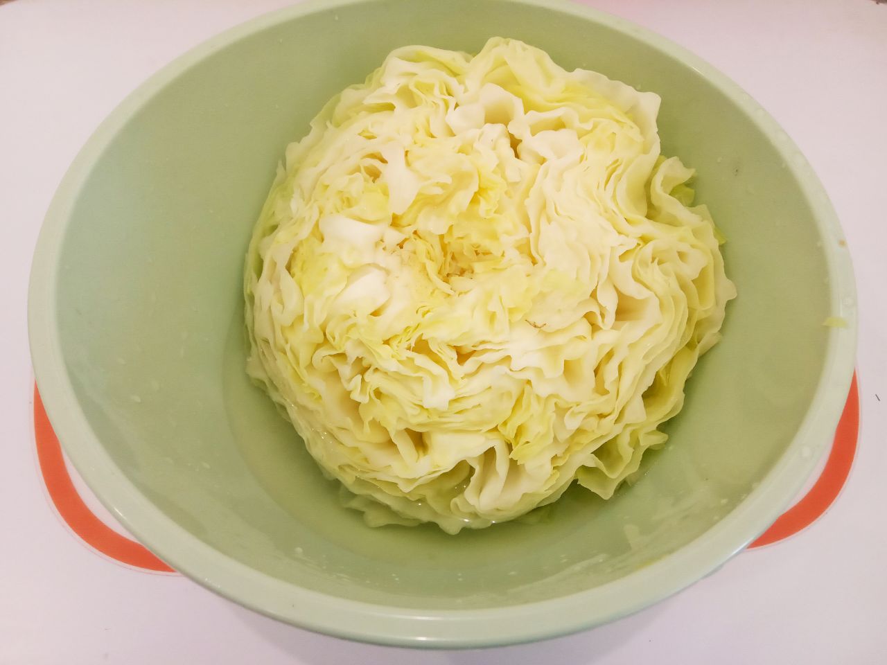 Домашние обжаренные голубцы с сырым рисом, вкусно и сытно: Вырезаем кочерыжку и капусту отвариваем до мягкости и отделяем аккуратно листья.
