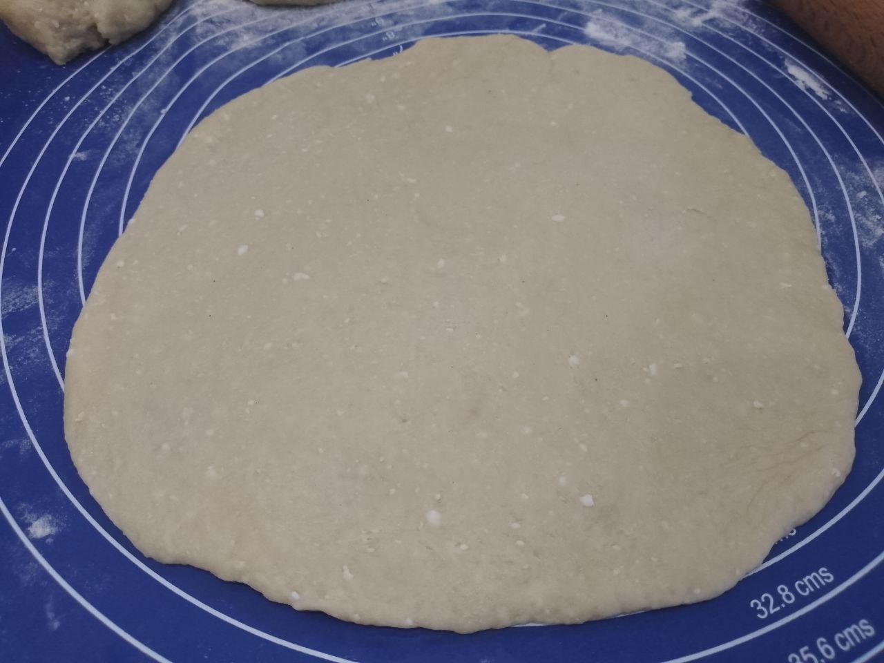 Рогалики из теста с добавлением творога и начинкой из ягод малины: Каждую часть раскатываем круглым листом.