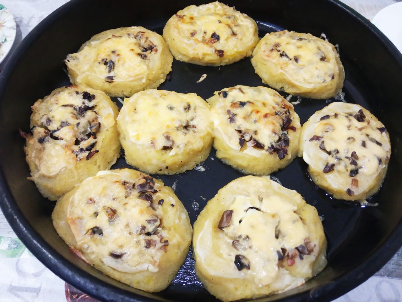 Картофельные гнезда с грибной начинкой и сыром: В конце запекания достаем гнезда из духовки и посыпаем тертым сыром. Ставим обратно в духовку на 5 минут.