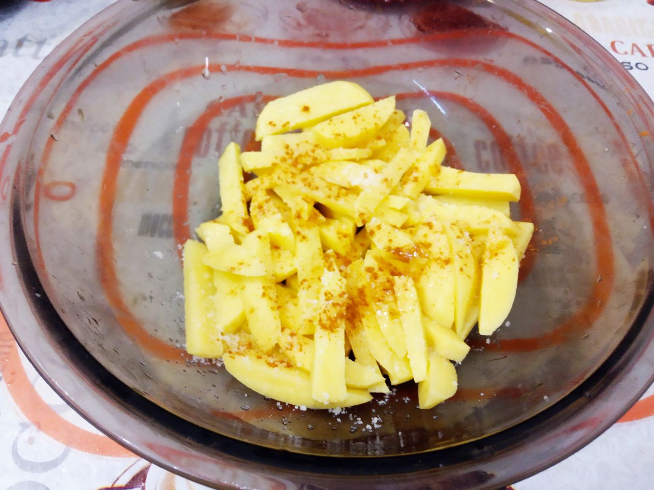 Мясные рулетики с начинкой, вкусно и аппетитно: Брусочки картофеля солим по вкусу, добавляем паприку и перемешиваем.