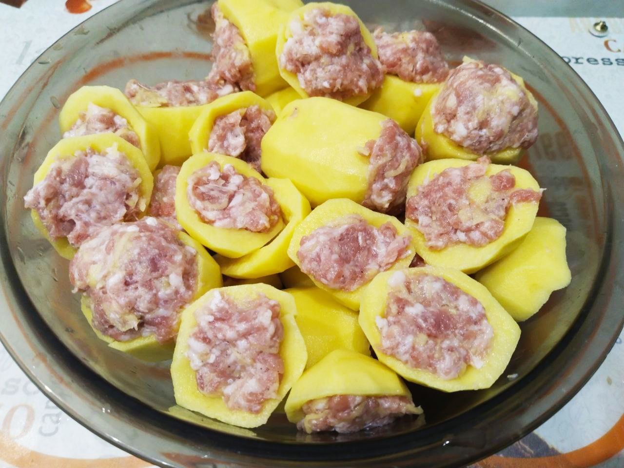 Картофель тушеный и фаршированный мясным фаршем: Углубления картофеля наполняем мясной начинкой и укладываем в кастрюлю или казан.