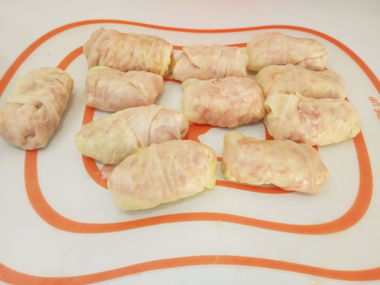 Домашние обжаренные голубцы с сырым рисом, вкусно и сытно: На капустный листочек кладем начинку и заворачиваем конвертом или треугольником.