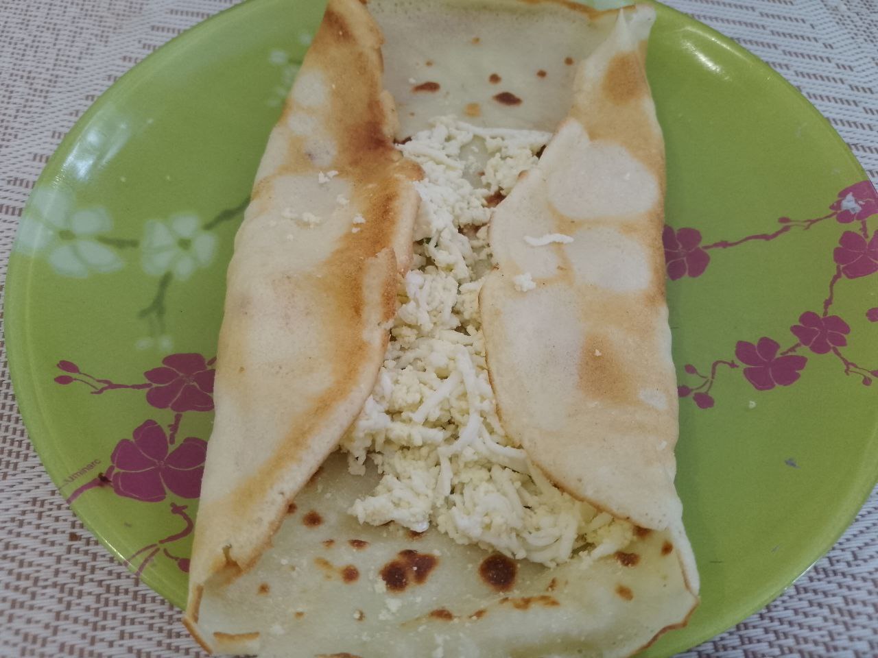 Блины с яичной начинкой, вкусные и сытные: На блин кладем начинку и заворачиваем по своему усмотрению.