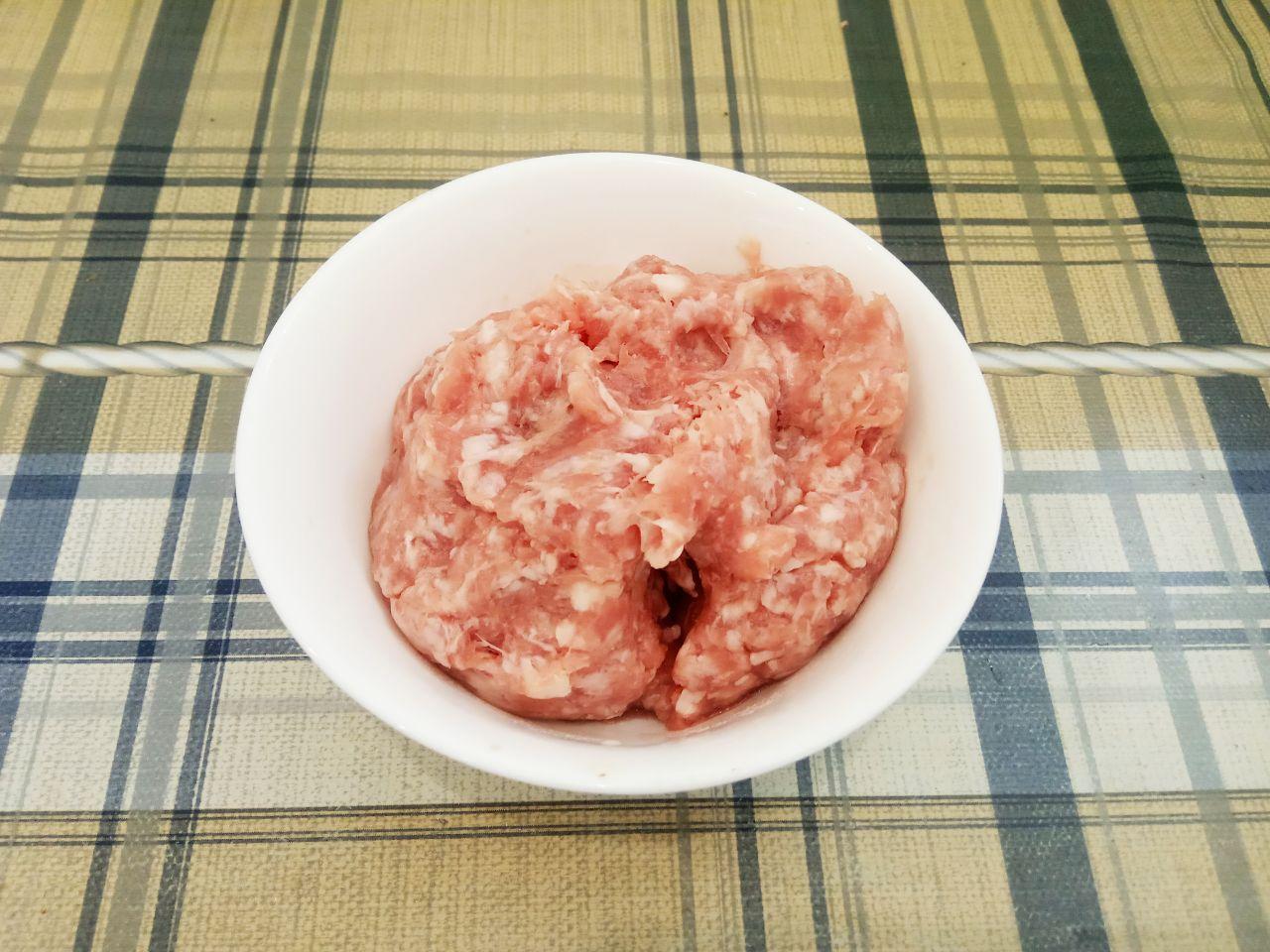 Кабачковые оладьи с фаршем, нежные и сытные: С кабачков сливаем жидкость и отжимаем. Добавляем фарш, муку, измельченный лук и взбитые яйца, по желанию