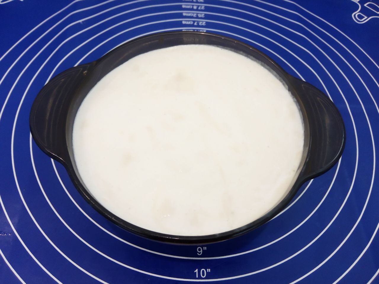 Воздушные и мягкие булочки с изюмом, в сахарной глазури: Половину молока подогреваем до теплого состояния и заливаем дрожжи, перемешиваем и оставляем, пока не