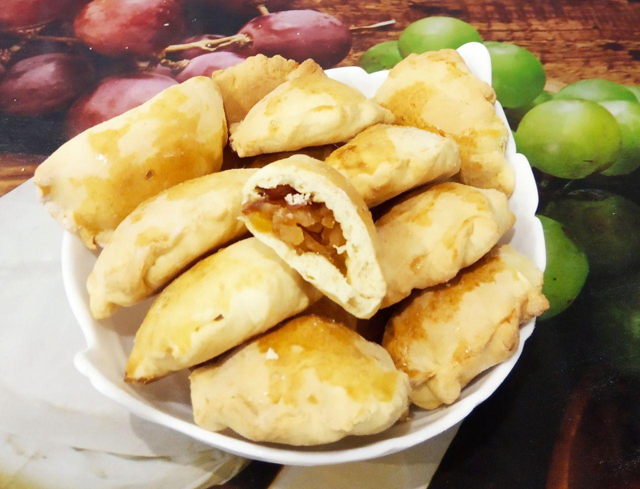 Вкусные пирожки с начинкой из тушеных яблок