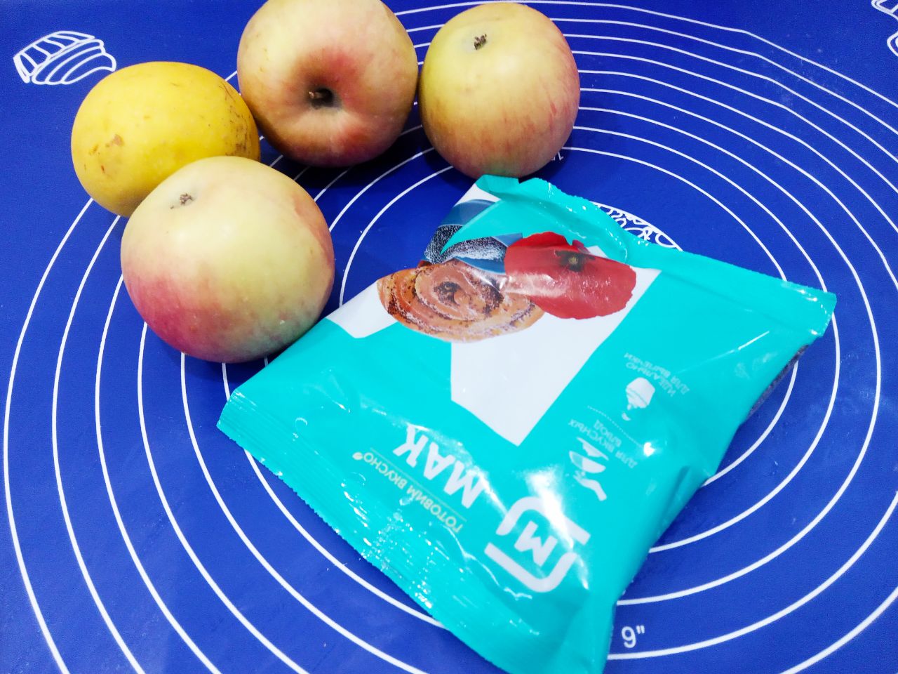 Булочки с начинкой из яблок и мака: Приготовим начинку: мак измельчаем в кофемолке.