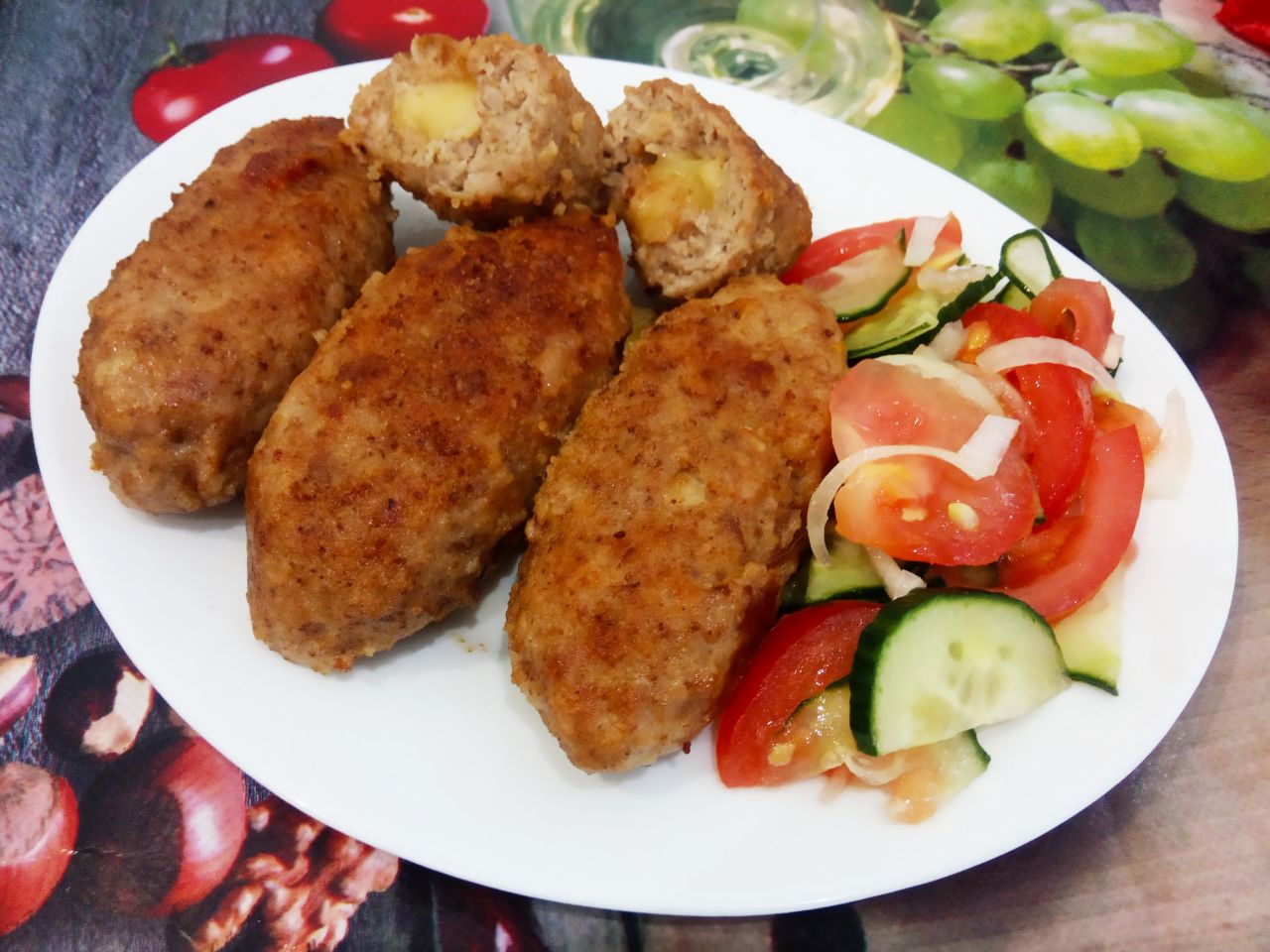 Домашние мясные котлеты, с начинкой из сыра, вкусные и аппетитные: Котлеты складываем в сотейник, наливаем горячей воды, доводим до кипения и пропариваем на медленном огне