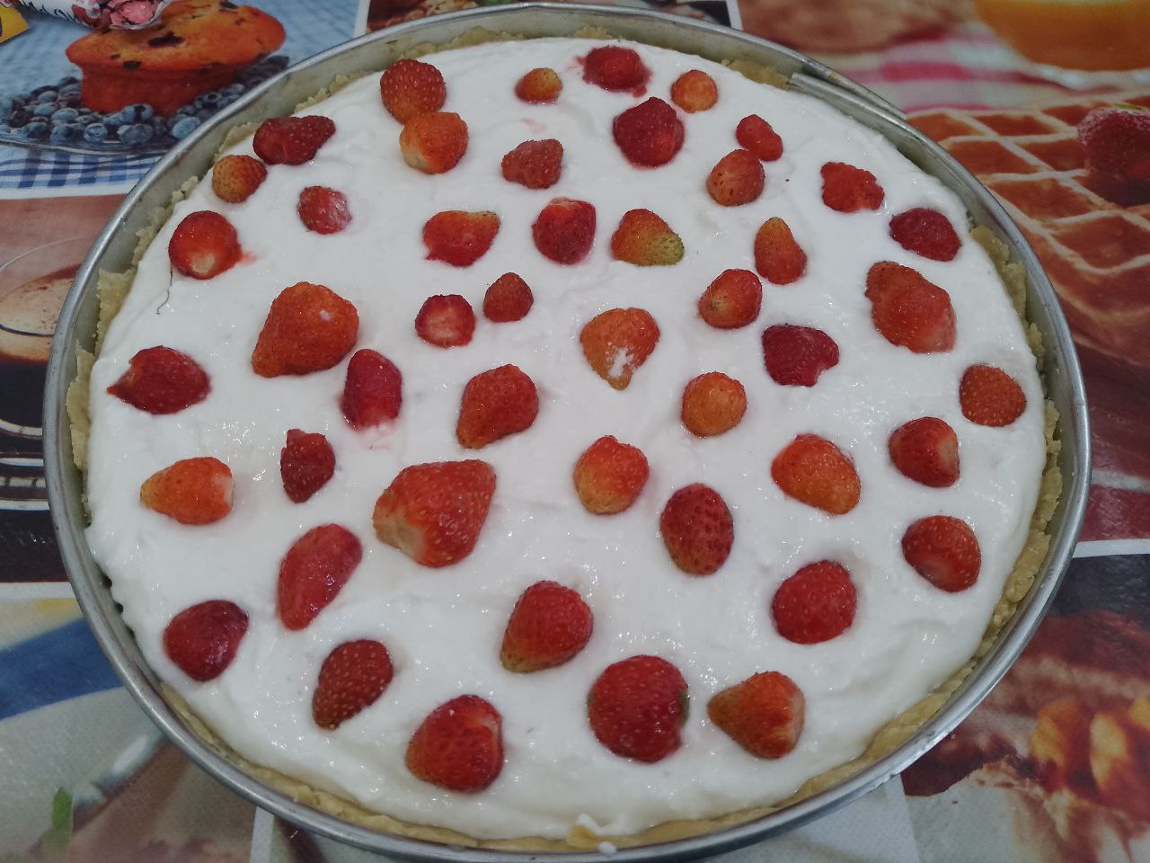 Пирог из песочной крошки, творожной начинки и ягод клубники: Сверху выкладываем ягоды клубники.