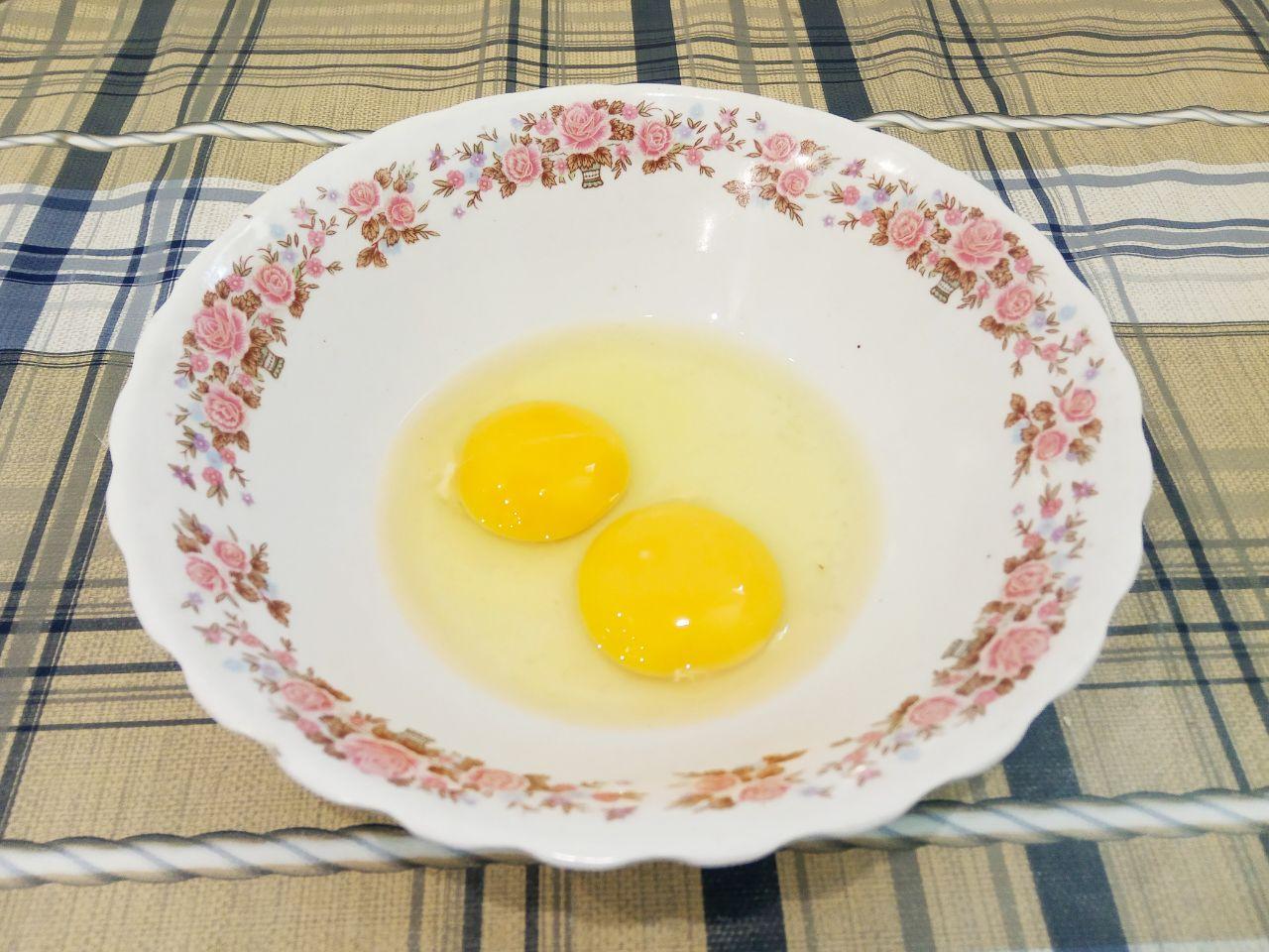 Кабачки в кляре, сытно и вкусно: Приготовим кляр: в чашу или миску разбиваем яйца, кладем сметану любой жирности, чеснок и соль с перцем по