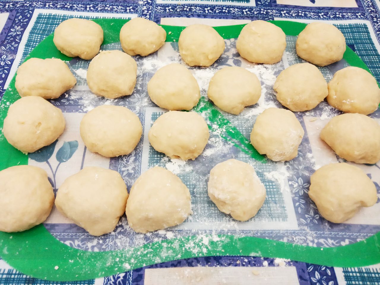 Пирожки с клубникой, из бездрожжевого теста, воздушные и рассыпчатые: Шарики раскатываем кружочками толщиной около 3 мм.