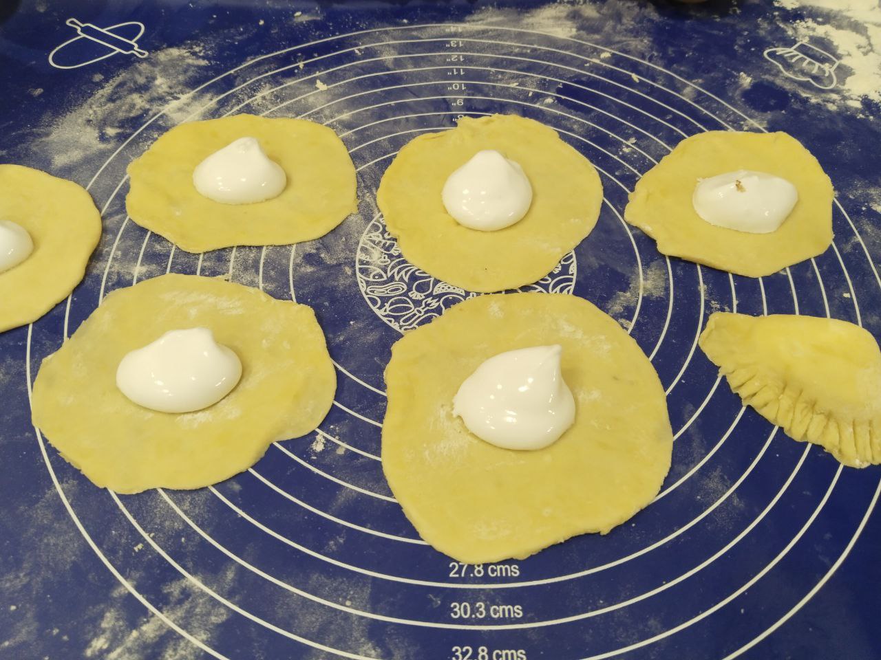 Печенье с начинкой из безе, хрустящее и рассыпчатое: На кружочки выкладываем чайной ложкой взбитые белки, много начинки не кладем.
