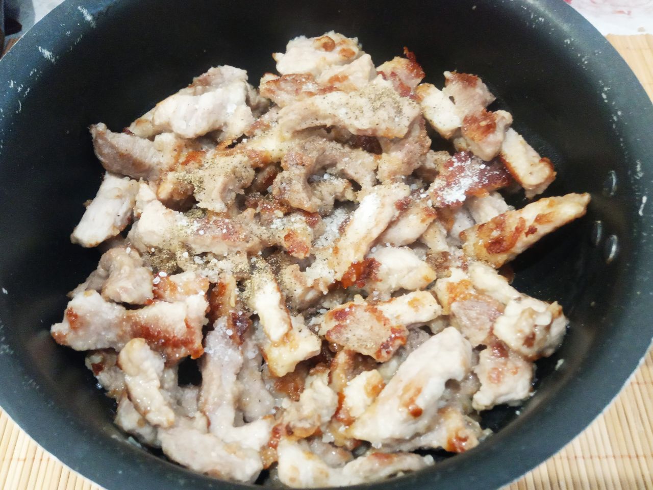 Гуляш свиной с соусом из сметаны и томатной пасты: Обжаренное мясо солим и перчим по вкусу.