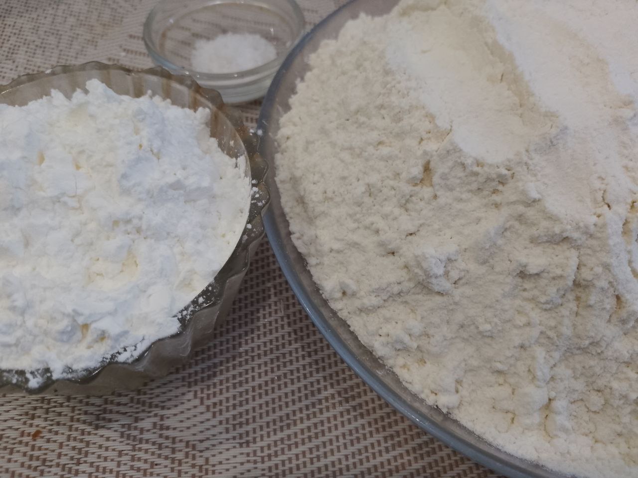 Блины с яичной начинкой, вкусные и сытные: Просеиваем муку с крахмалом через сито, перемешиваем.
