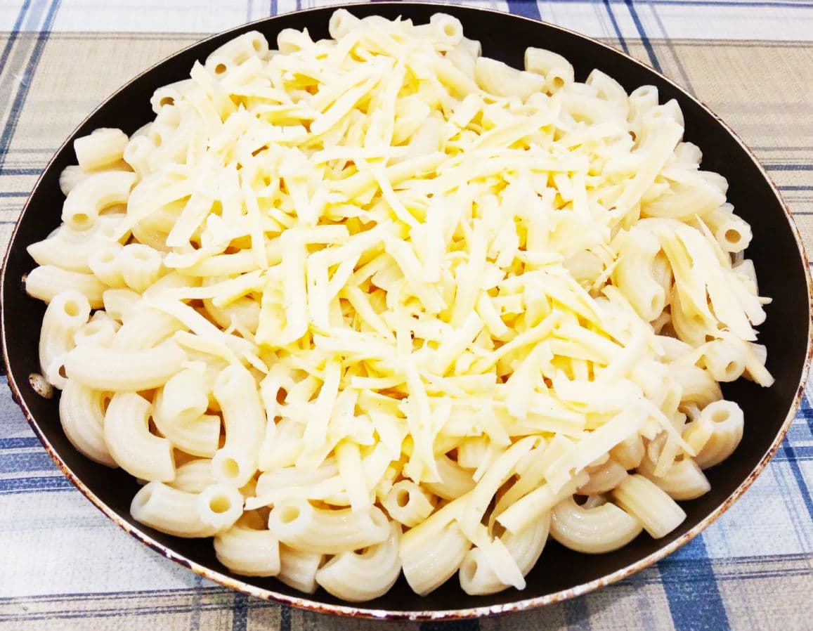 Макароны с твердым сыром: Твердый сыр натуральный, а не сырный продукт, натираем на крупной терке и добавляем к макаронам, тщательно