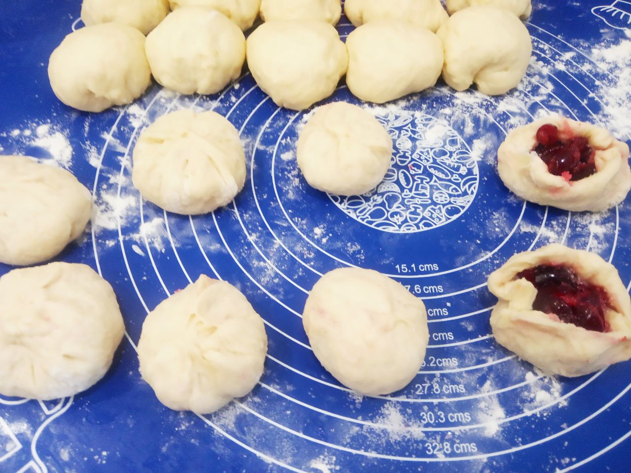 Пирожки из сдобного дрожжевого теста с вишней и клубникой, сочные и аппетитные: На середину кружочков кладем по чайной ложке сахара и ягоды, края соединяем, плотно защипываем. Сахара с