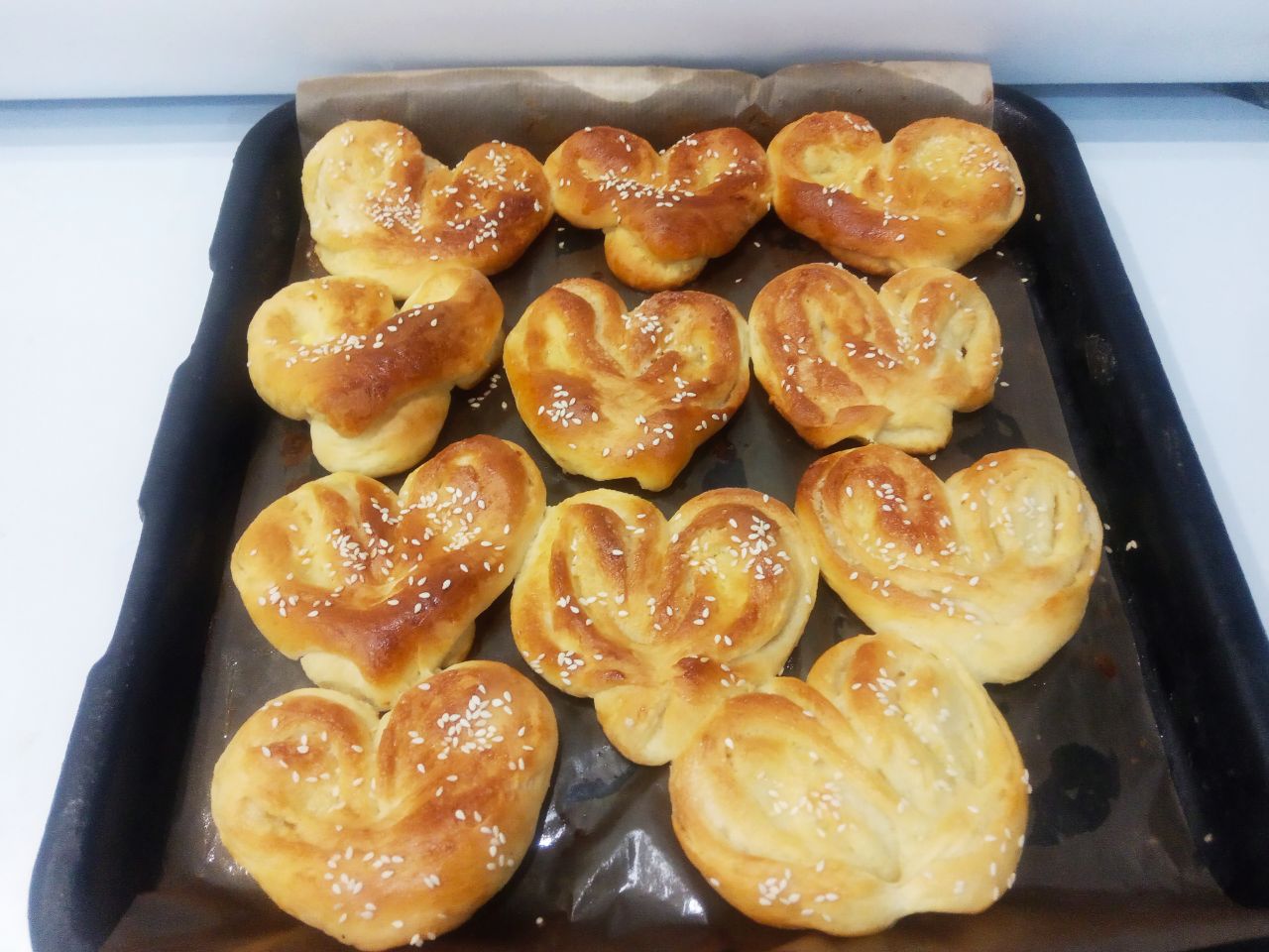 Сахарные булочки к чаю, просто и вкусно: Духовку разогреваем до 180 С и ставим булочки для выпекания. Выпекаем булочки до готовности около 30 минут.