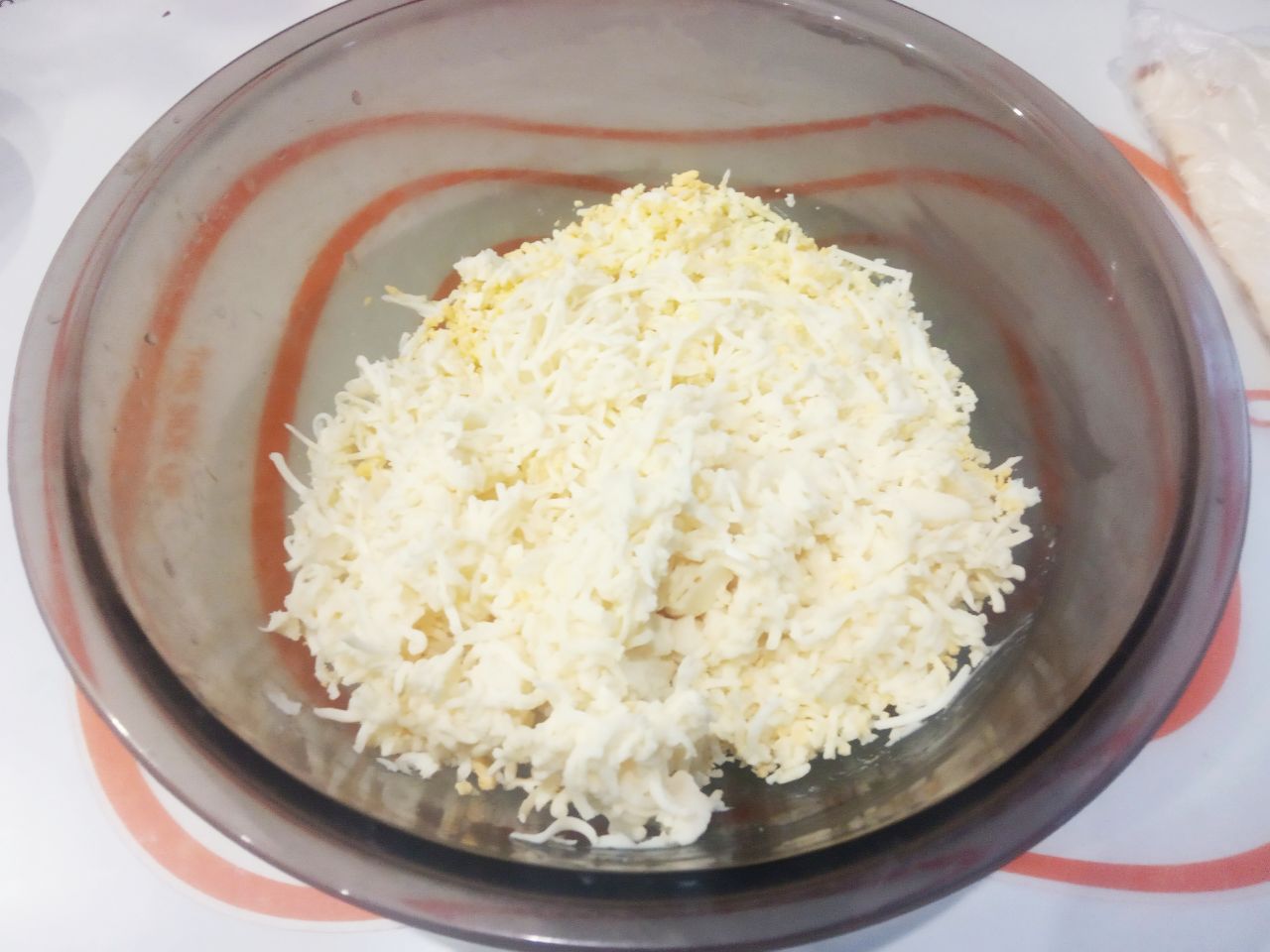 Простой и быстрый рецепт лаваша с плавленым сыром и яйцами, вкусно и сытно: Соединяем тертые яйца, плавленый сыр и чеснок, добавляем соль по вкусу,перемешиваем.
