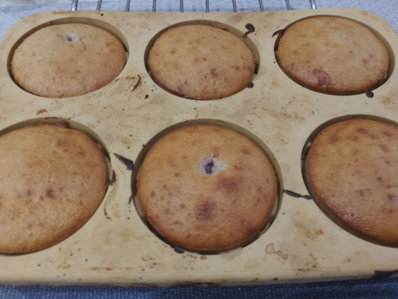 Мягкие вафли с вишней и начинкой, просто и вкусно: Разогреваем духовку до 180 С и ставим вафли для выпекания. Выпекаем вафли около 15 минут до светло желтого