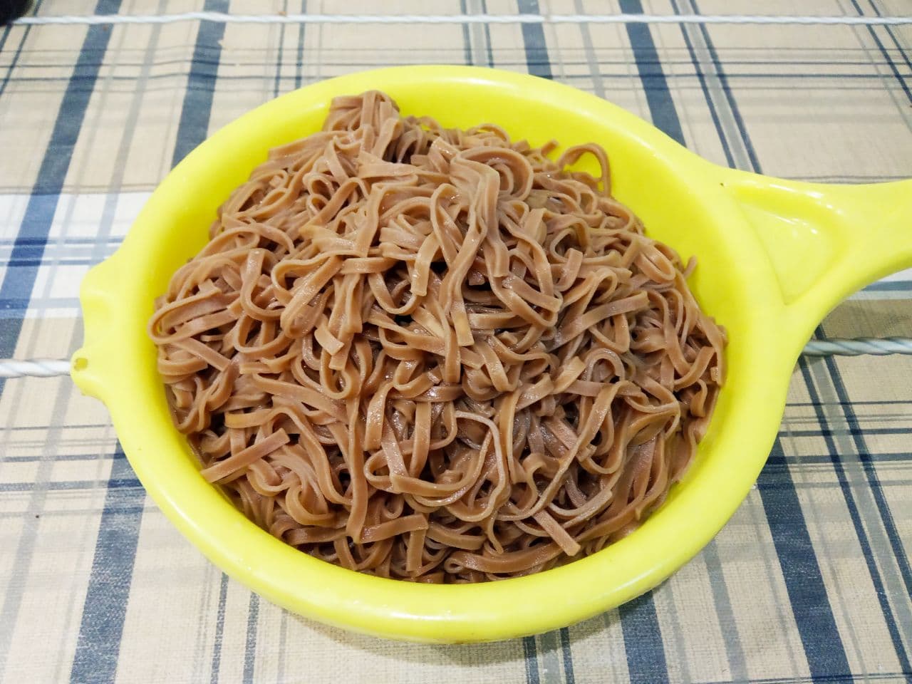 Спагетти из гречневой муки с мясом и овощами: Спагетти опускаем в кипящую подсоленную воду веером, отвариваем до готовности около 3 минут, промываем и
