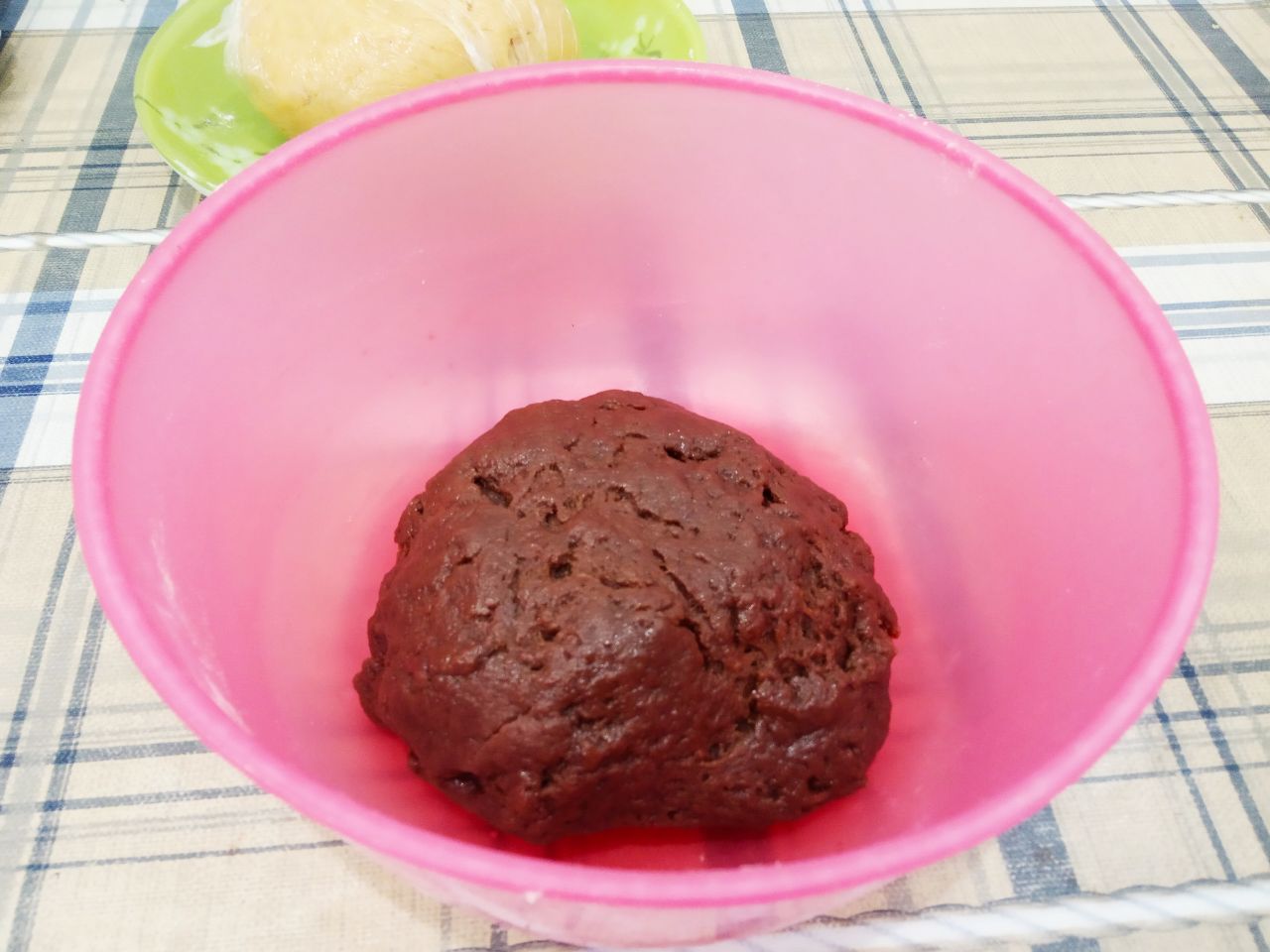 Домашнее печенье рассыпчатое и песочное, вкусное и аппетитное: В другую часть теста добавляем столовую ложку муки и какао, замешиваем однородное тесто.