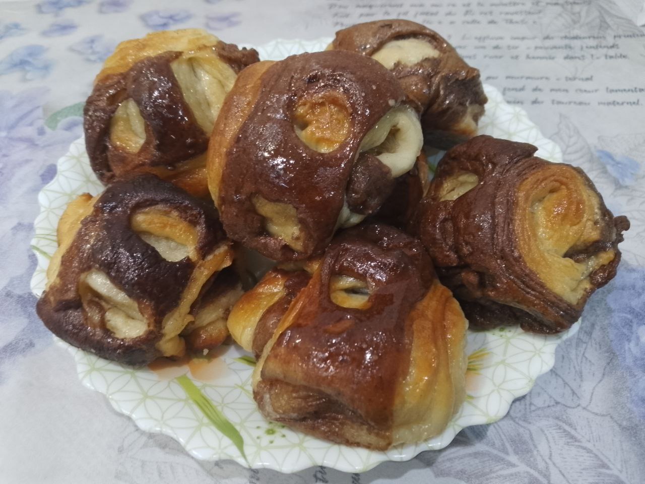 Булочки из слоеного теста с корицей и изюмом