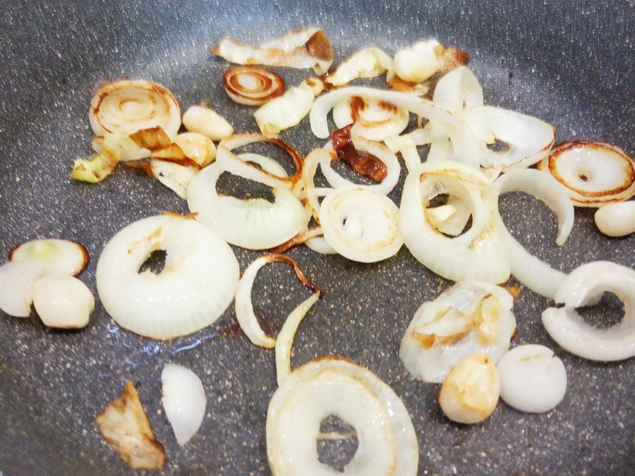 Мясо с соусом из овощей, к макаронным изделиям: Обжариваем на растительном масле помидоры, лук и чеснок, с двух сторон.