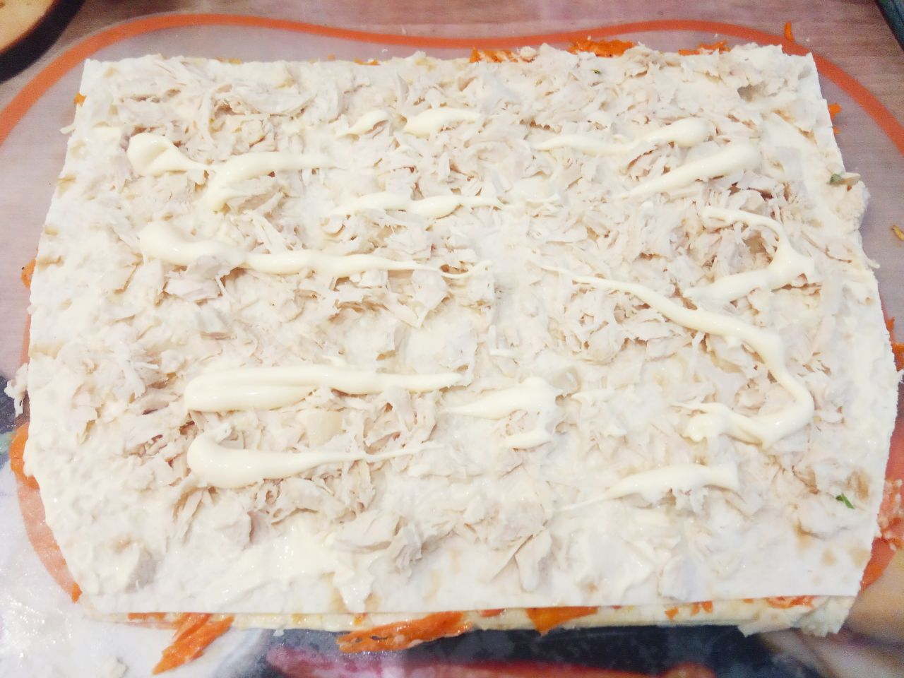 Лаваш с начинкой из сыра, овощей и мяса, просто и вкусно: Кладем слой мелко порезанного мяса, поверх мясо смазываем майонезом.