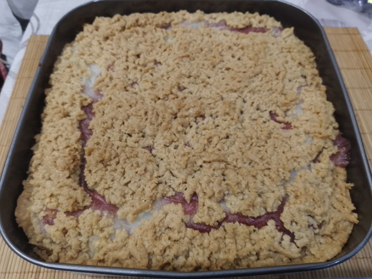 Пирог песочный с заварным кремом  и клубничным кремом: Разогреваем духовку до 170 С и выпекаем около часа до готовности.