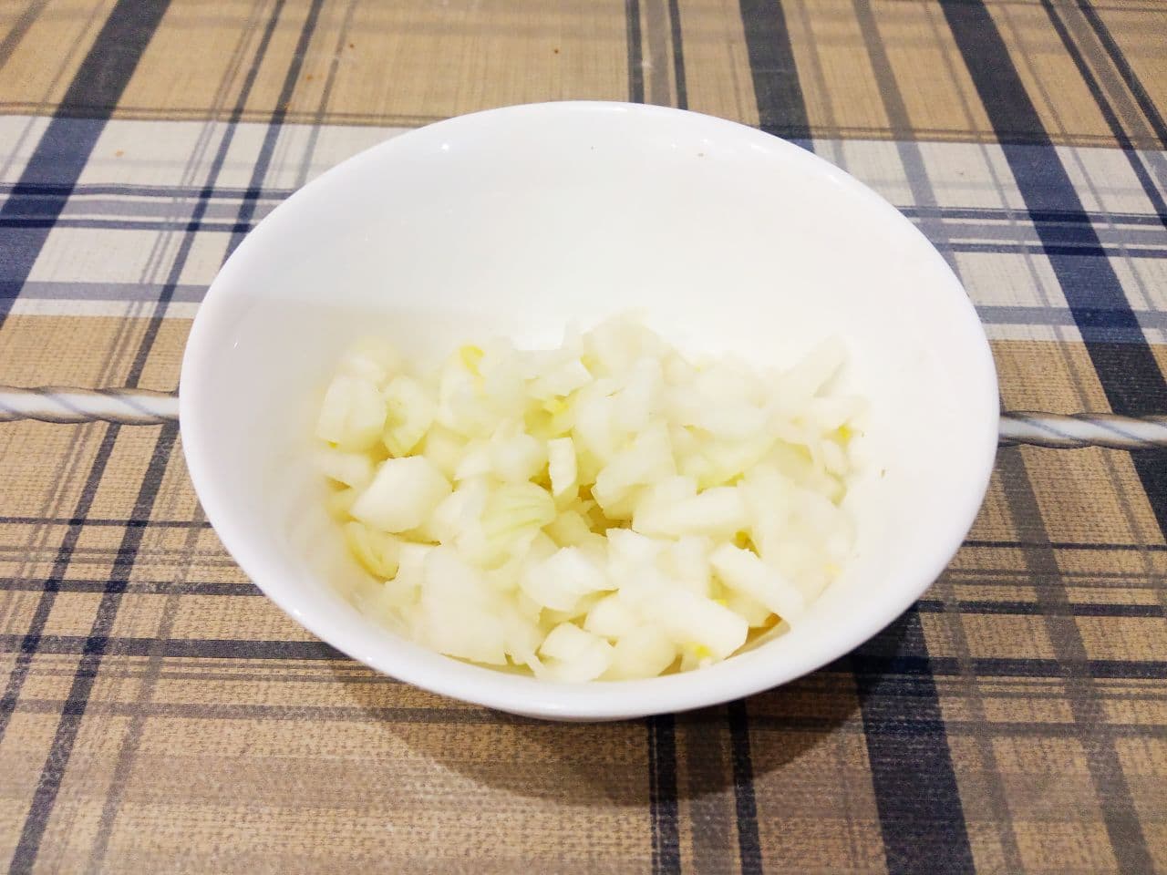 Спагетти из гречневой муки с мясом и овощами: Лук очищаем от шелухи, промываем и измельчаем.