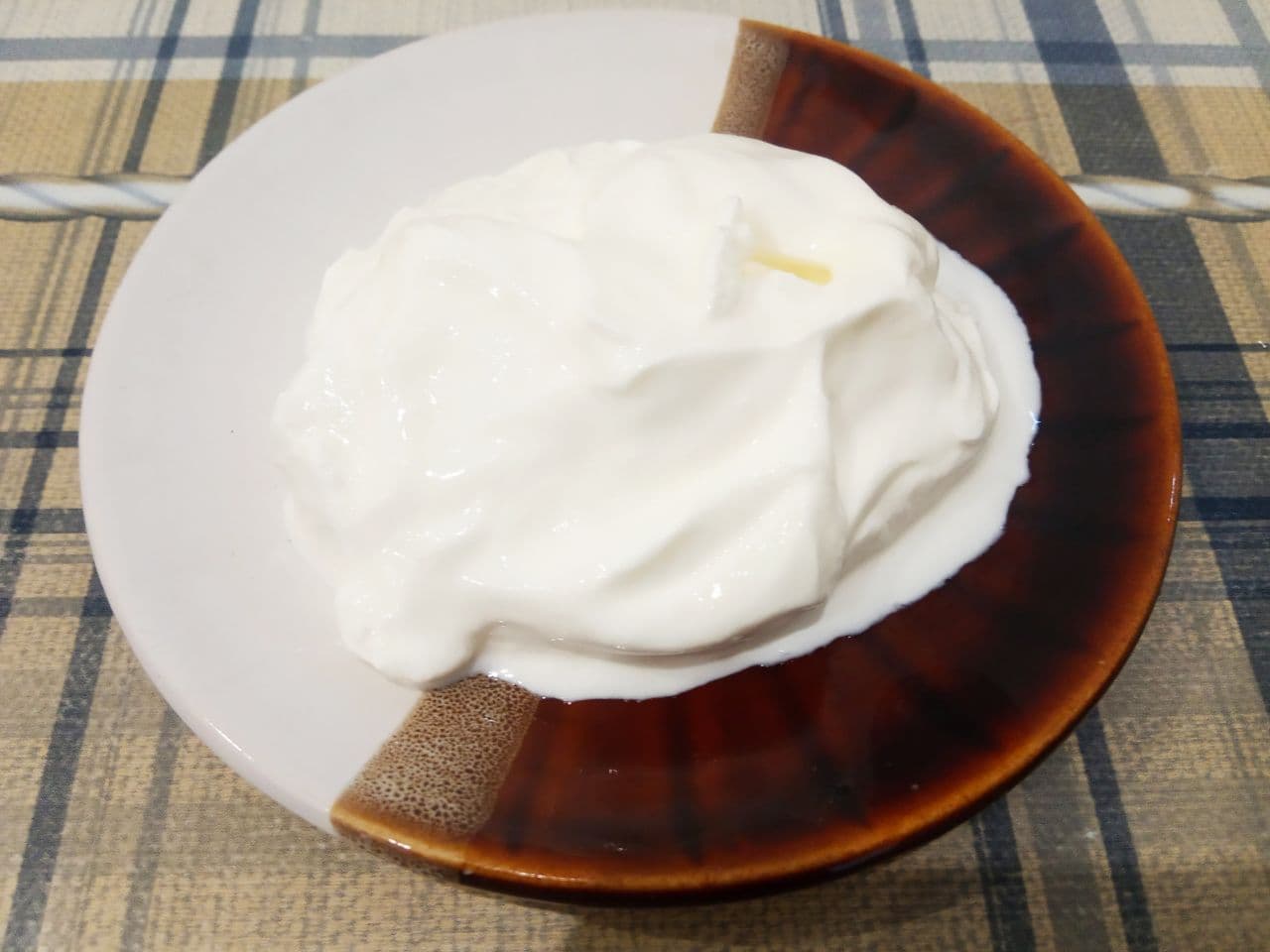 Котлеты из мелко рубленного мяса, сочные и нежные: Соединяем полосочки мяса, сметаны, муки, крахмала, яиц и соевого соуса, перемешиваем. Солим и перчим по вкусу