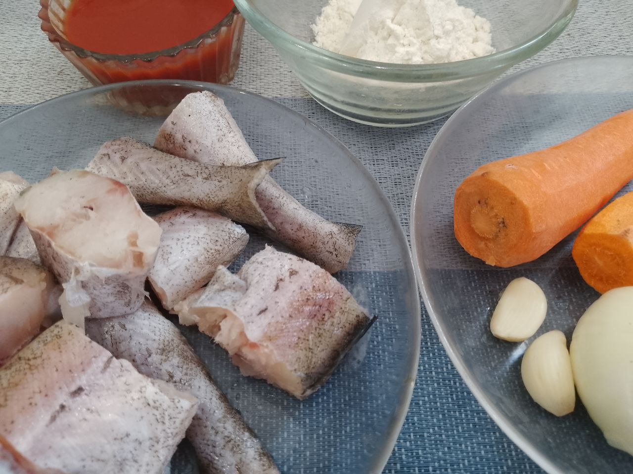 Рыба тушеная с овощами, в томатном соусе