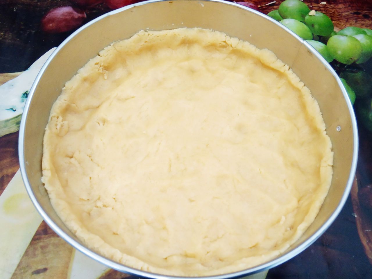 Песочный и рассыпчатый пирог со свежими яблоками: Большую часть распределяем в форме и формируем бортики для начинки.