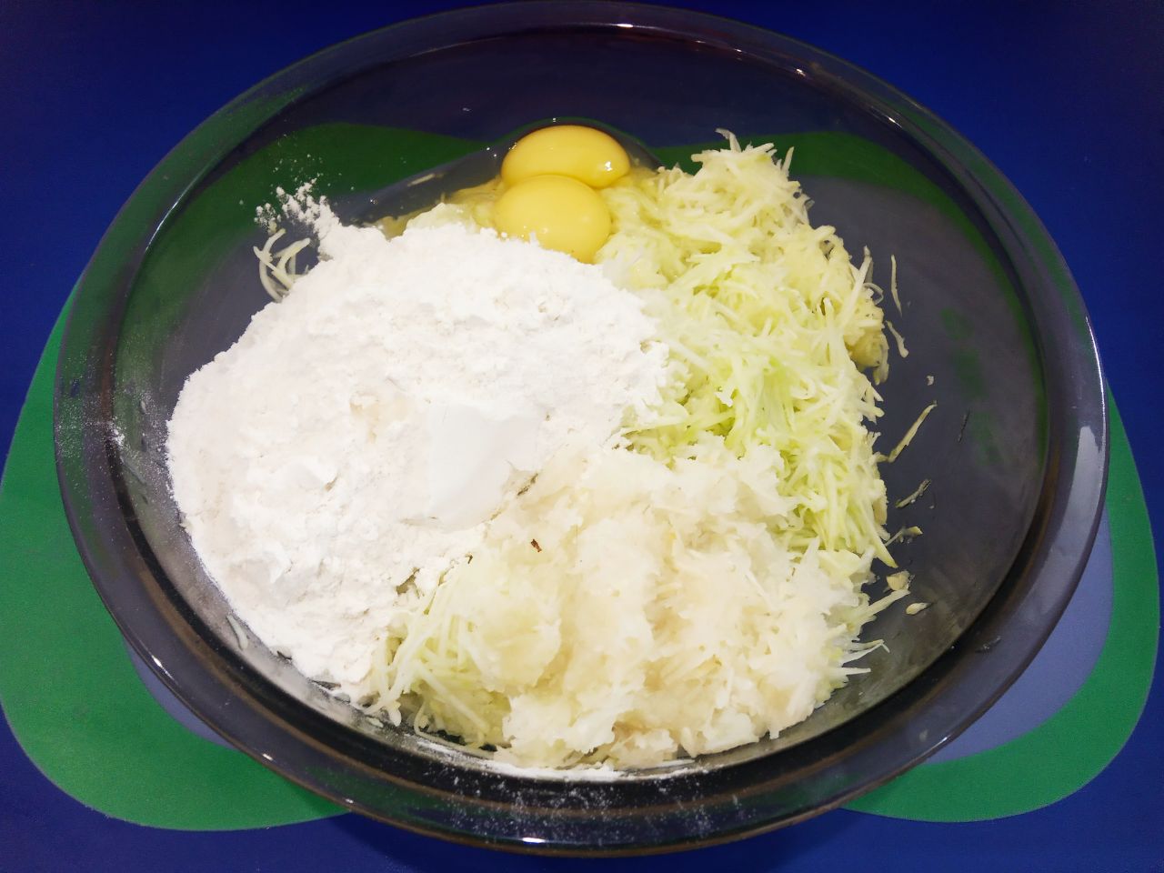 Простой рецепт овощных оладий из патиссонов, просто и вкусно: Из патиссон сливаем образовавшуюся жидкость. Добавляем к патиссонам яйца, муку, чеснок с луком и хорошо